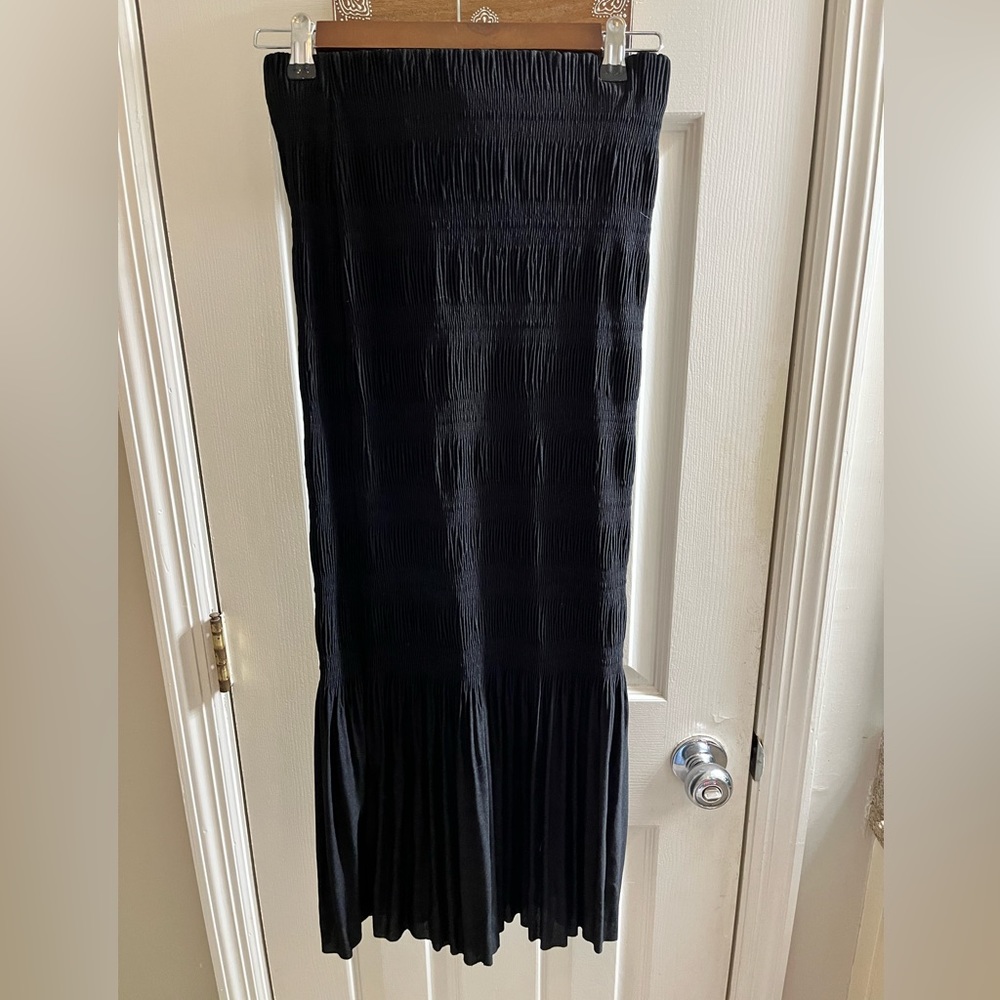 New without tags , H&M gathered stretchy straight skirt.  Small